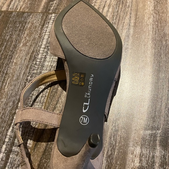 Heels - Picture 4 of 4